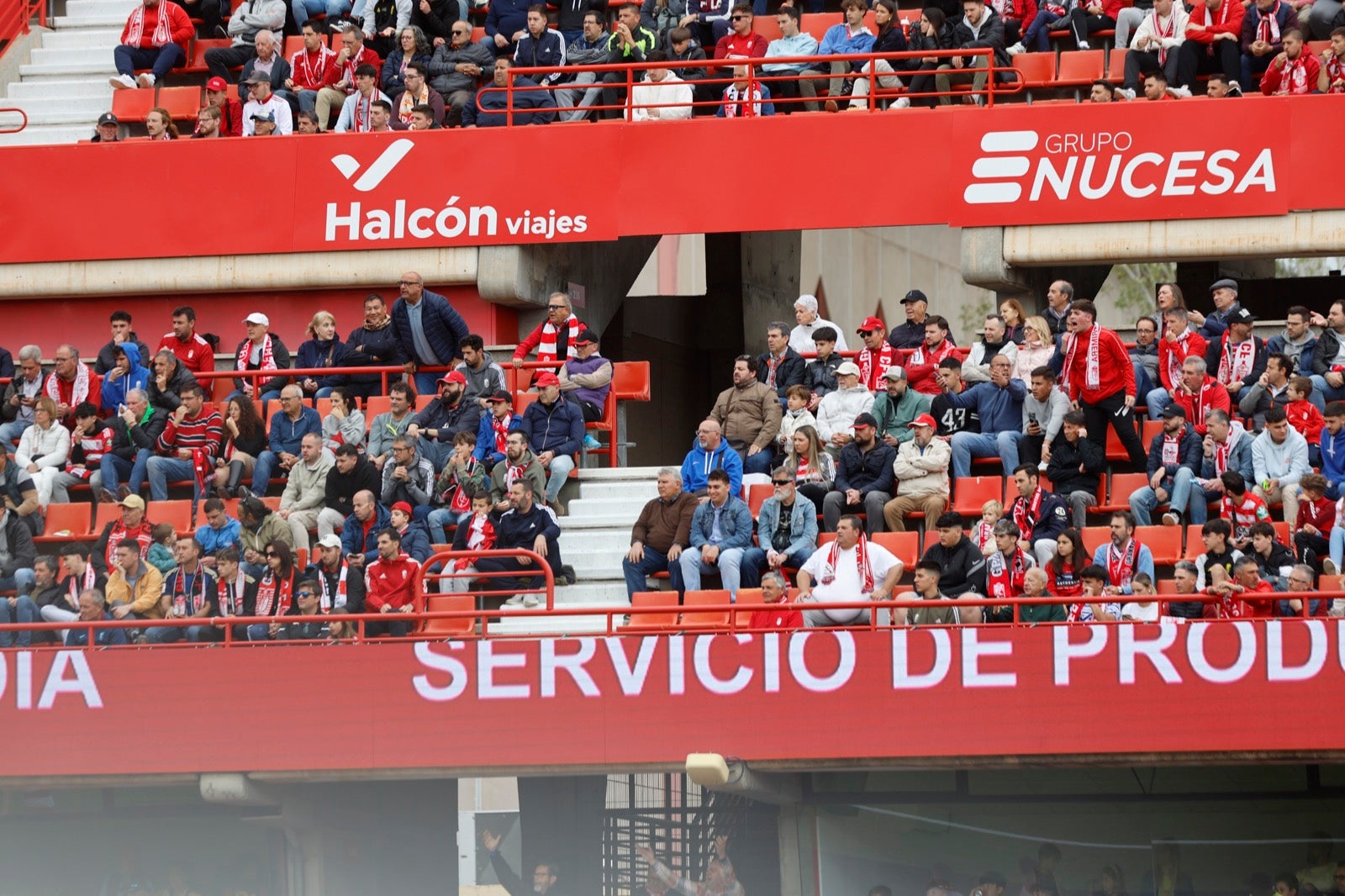 Encuéntrate en la grada en el partido entre Granada y Osasuna