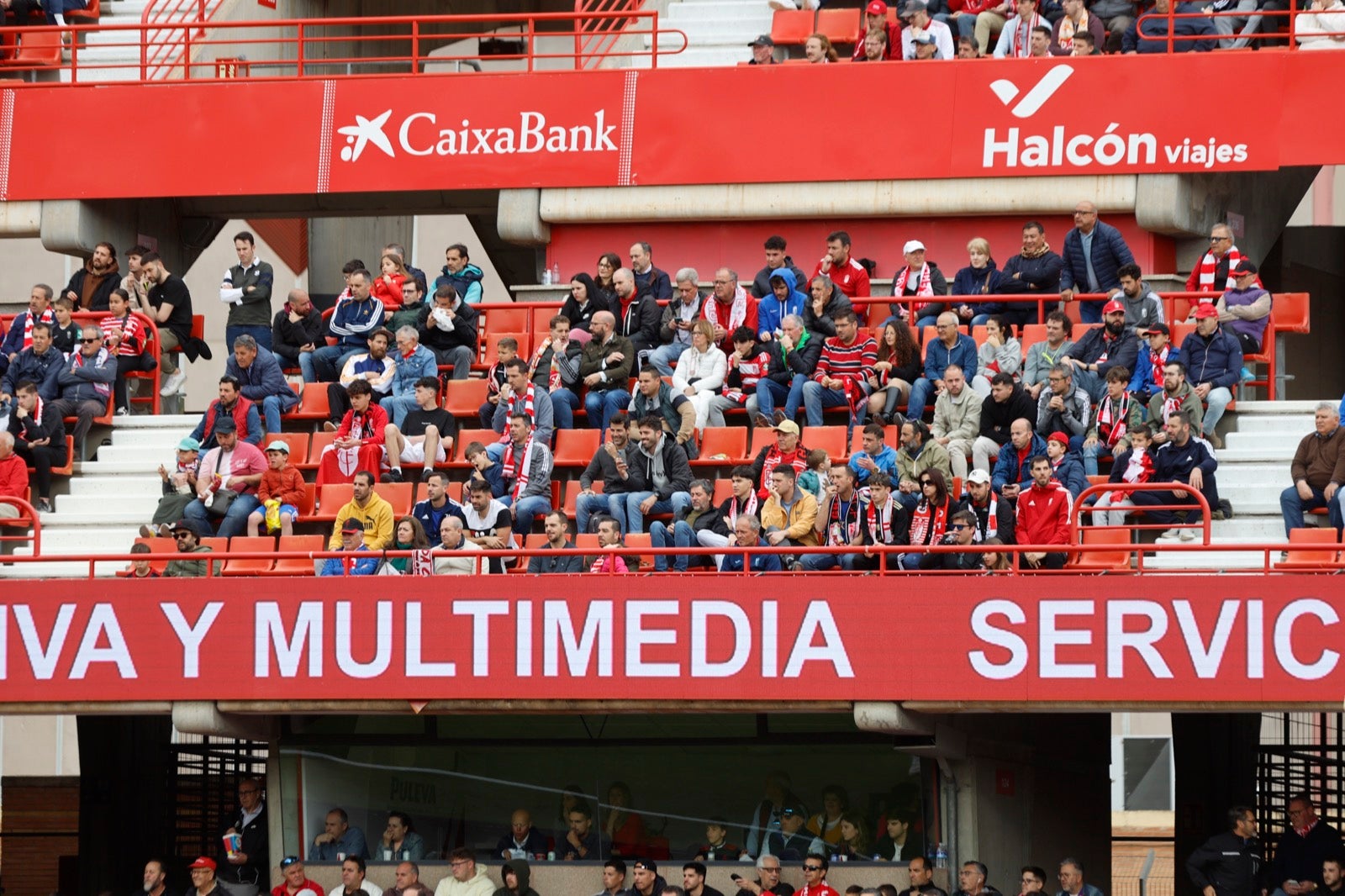 Encuéntrate en la grada en el partido entre Granada y Osasuna