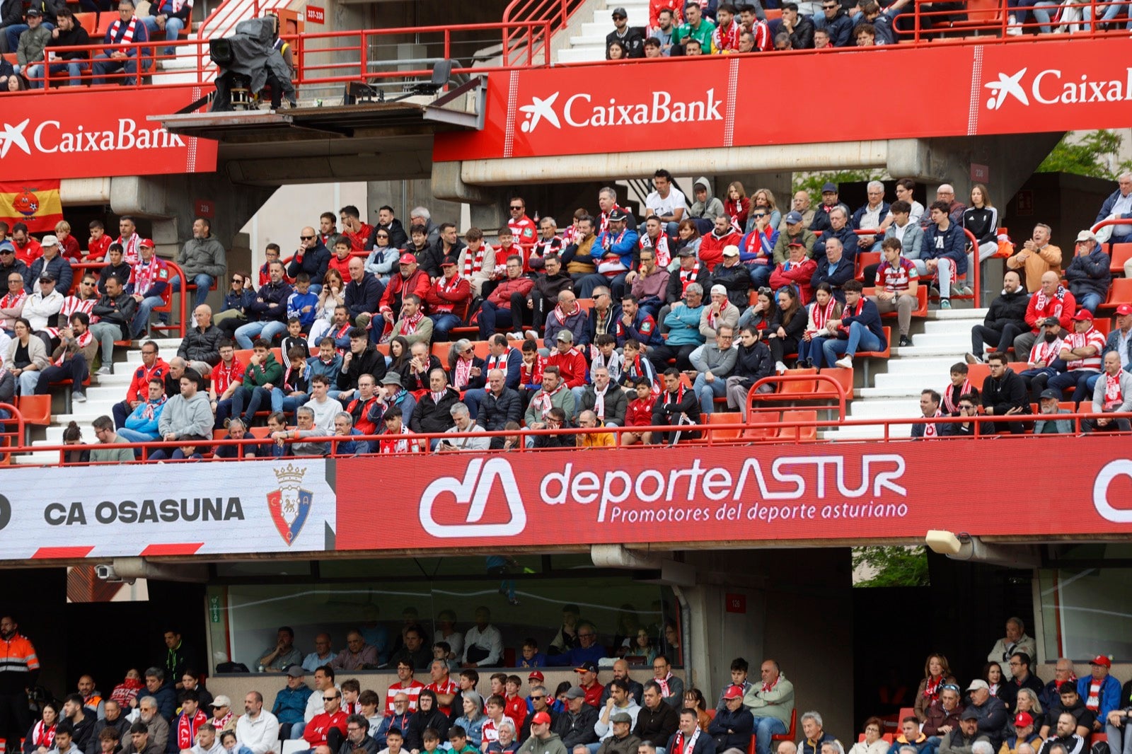 Encuéntrate en la grada en el partido entre Granada y Osasuna