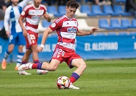 Clavijo se dispone a golpear durante el partido.