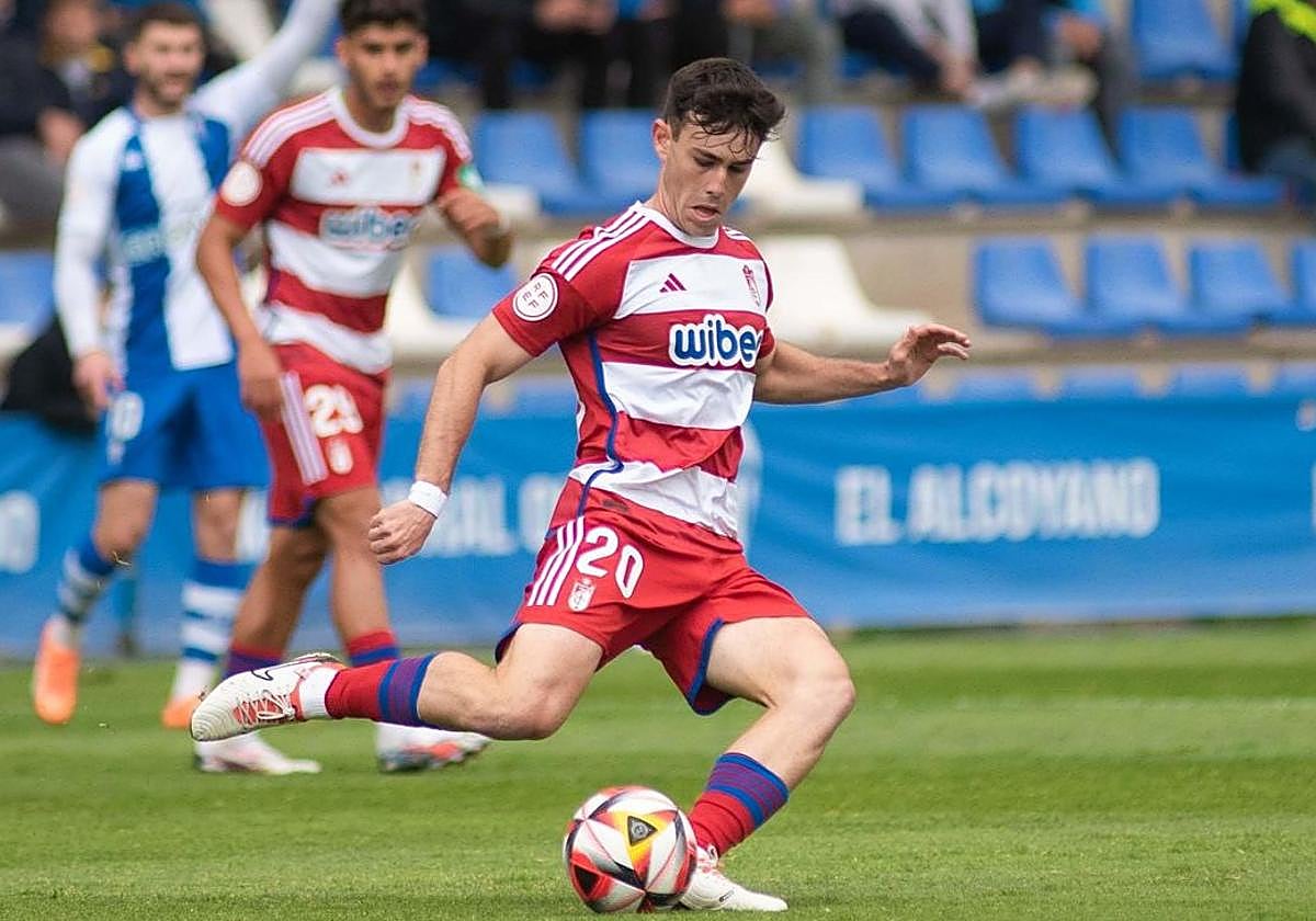 Clavijo se dispone a golpear durante el partido.