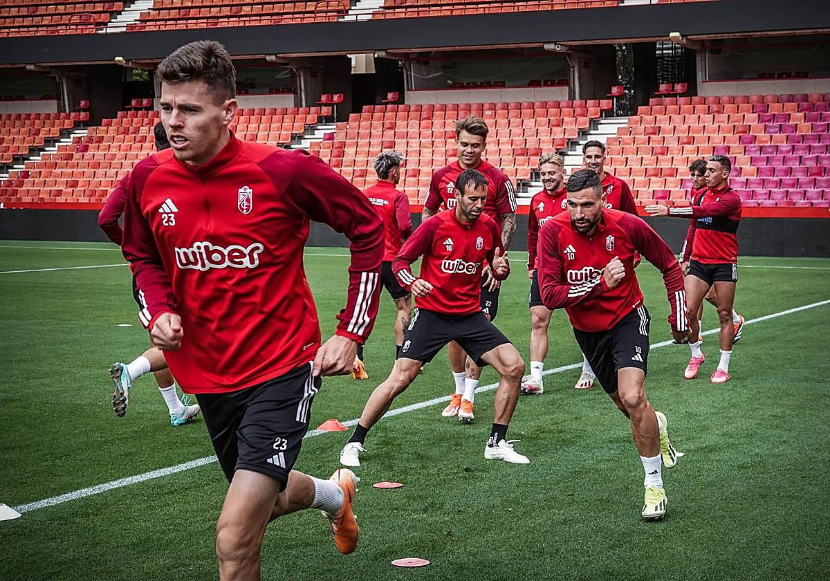 Antonio Puertas, en segundo plano, durante el último entrenamiento del Granada.
