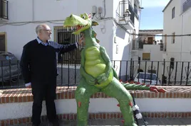 Escultura a Norberto 'El Dragón' en Yegen.