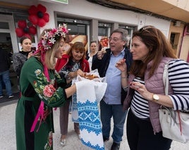 Ofrenda de pan y sal típica de Ucrania para celebrar la inauguración de la tienda solidaria.