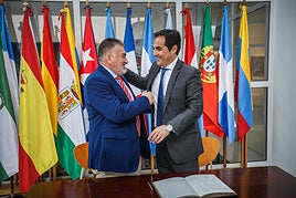 El alcalde de Santa Fe, Juan Cobo, y el consejero de Justicia de la Junta, José Antonio Nieto.