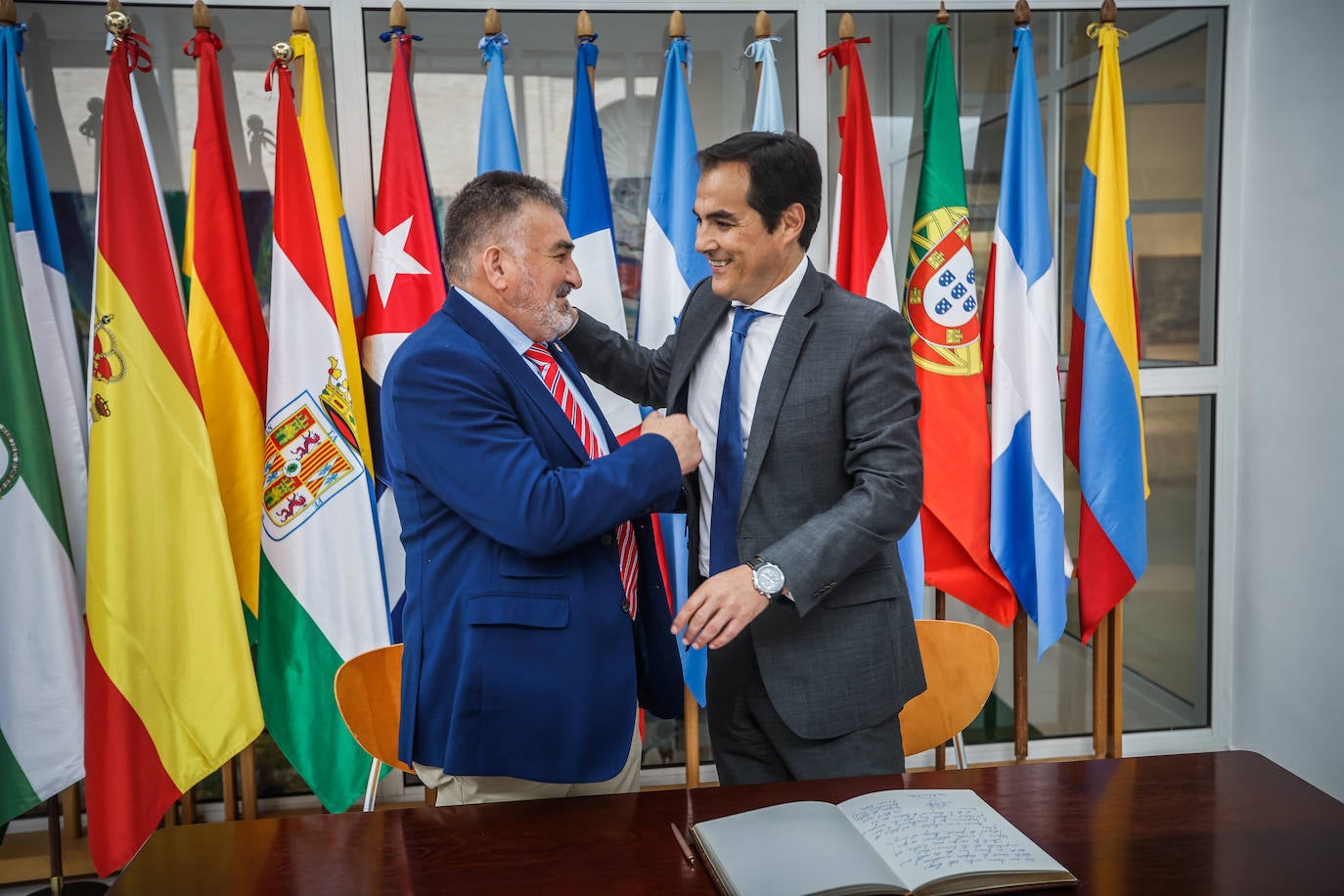 El alcalde de Santa Fe, Juan Cobo, y el consejero de Justicia de la Junta, José Antonio Nieto.