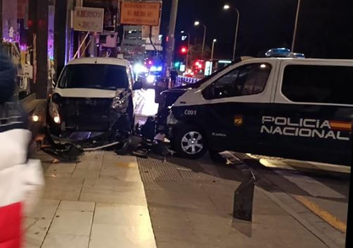 Imagen del vehiculo tras impactar contra el furgón de la Policía Nacional.