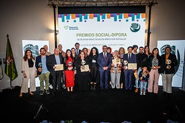 Foto de familia en el acto de entrega de los premios Social-Dipgra.
