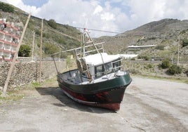 El barco, en depósito en un solar que se emplea como aparcamiento en verano.