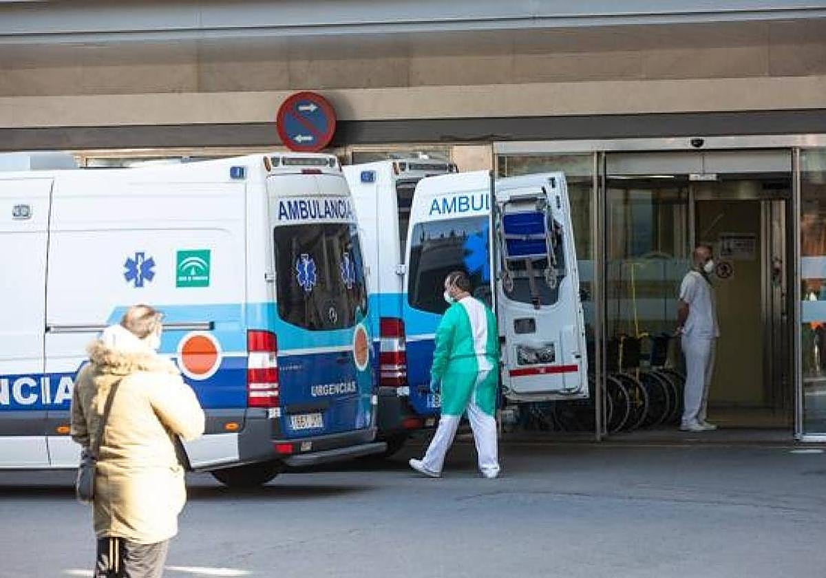 Imagen de archivo de ambulancias en la puerta del Hospital Virgen de las Nieves.