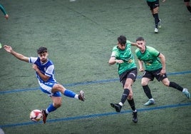 Un futbolista del Huétor Vega juega hacia adelante un balón en Maracena.