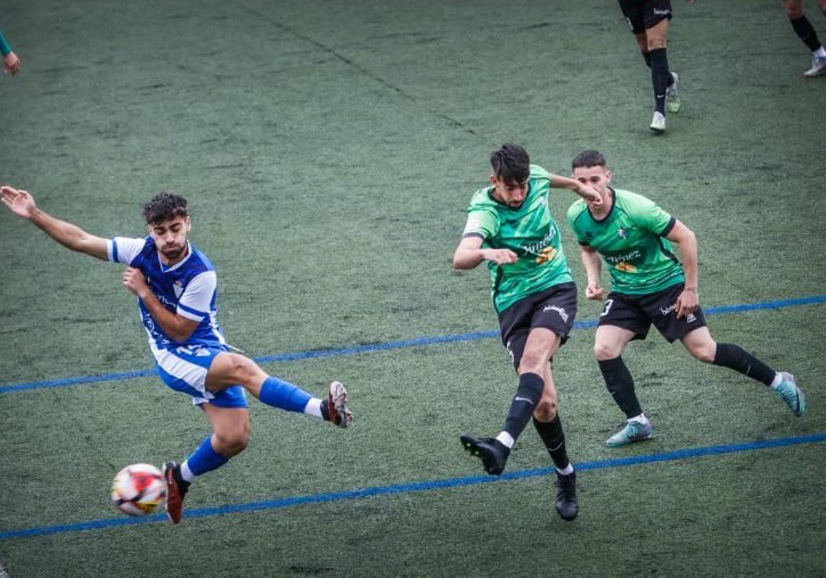 Un futbolista del Huétor Vega juega hacia adelante un balón en Maracena.