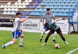 El ejidense Gory es acosado por los motrileños Jordi Scigliotti y Rally.