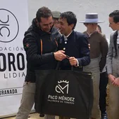 El Fandi entrega el premio al novillero Pablo Fernández.