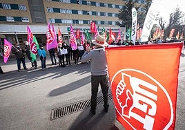 Los miembros de UGT se concentran en Granada.