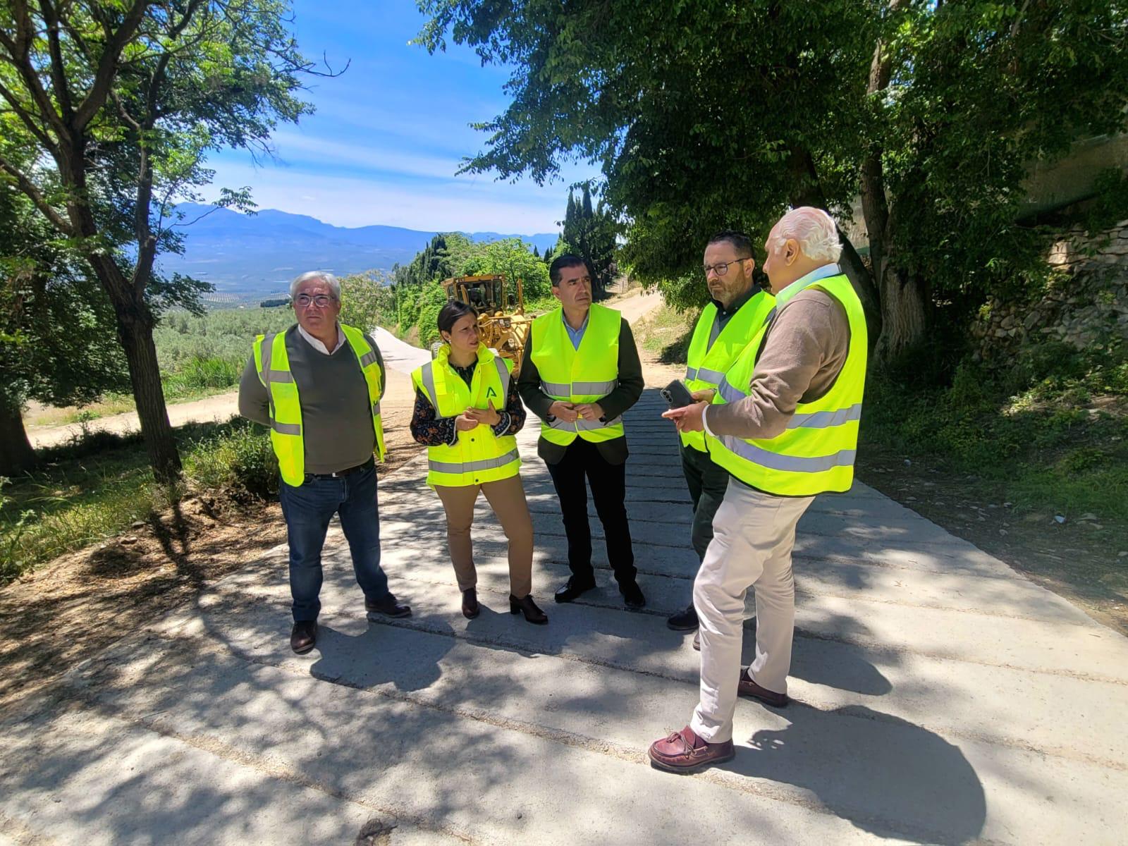 La delegada de Agricultura, Soledad Aranda, visita los caminos rurales que se arreglan en Baeza.