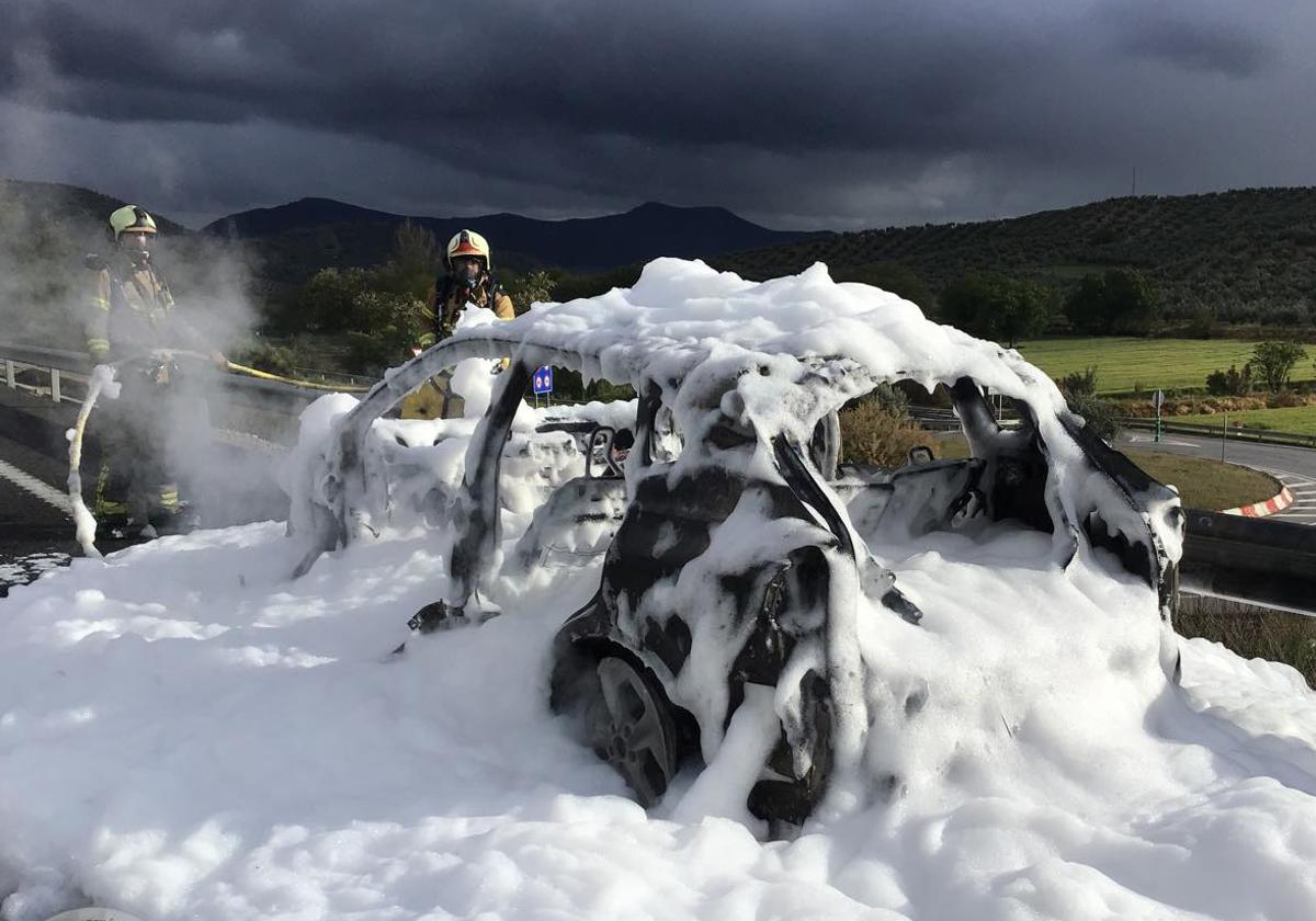 Coche calcinado en la A-44, a la altura de Campotéjar.