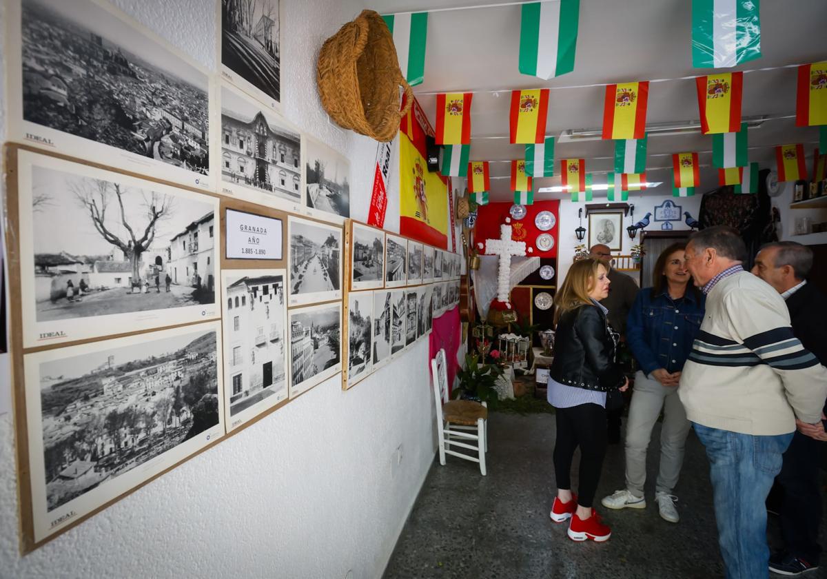 Las imágenes de la peculiar Cruz que cuenta la historia de Granada con fotos de IDEAL