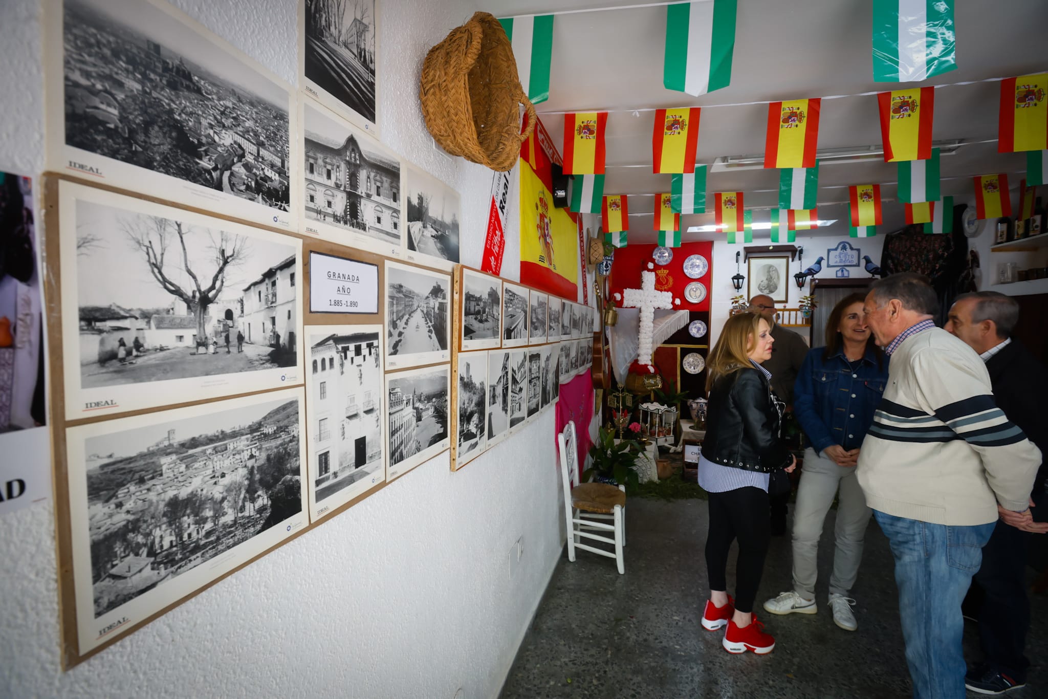 Las imágenes de la peculiar Cruz que cuenta la historia de Granada con fotos de IDEAL