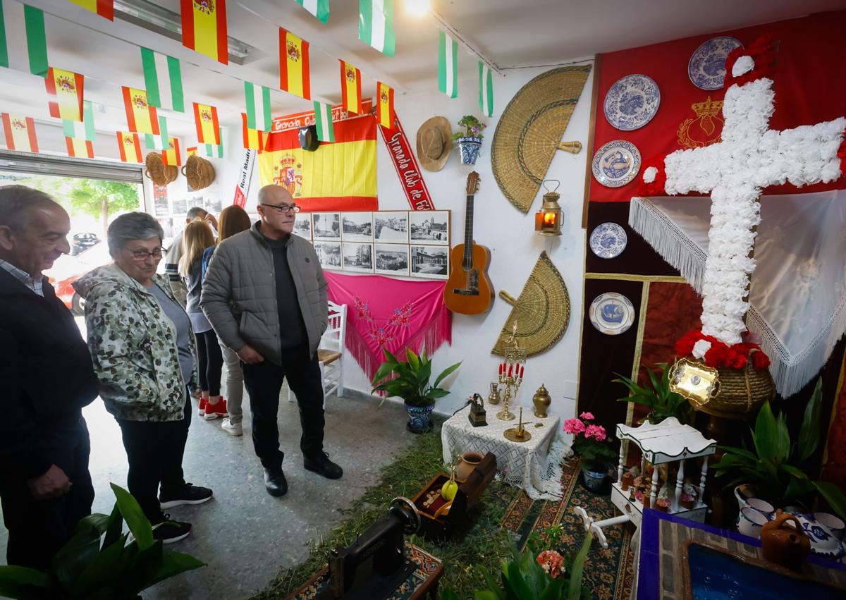 Imagen secundaria 1 - Vecinos del barrio de la Rosaleda visitando la Cruz.