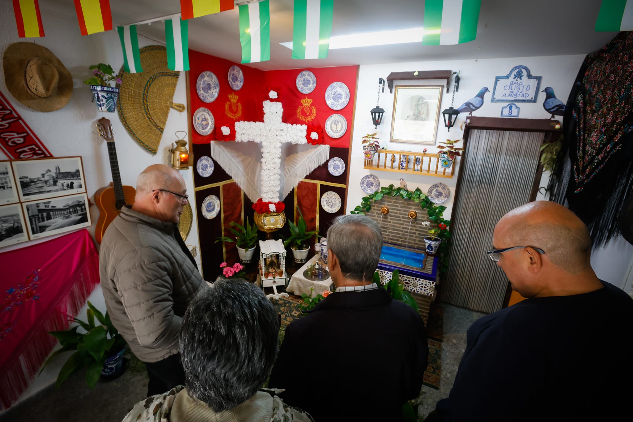 Las imágenes de la peculiar Cruz que cuenta la historia de Granada con fotos de IDEAL