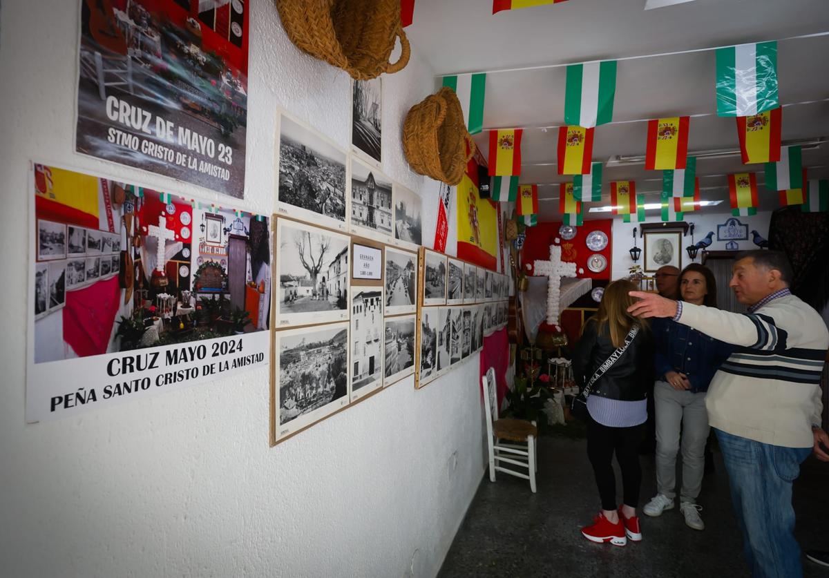 Imagen principal - Vecinos del barrio de la Rosaleda visitando la Cruz.