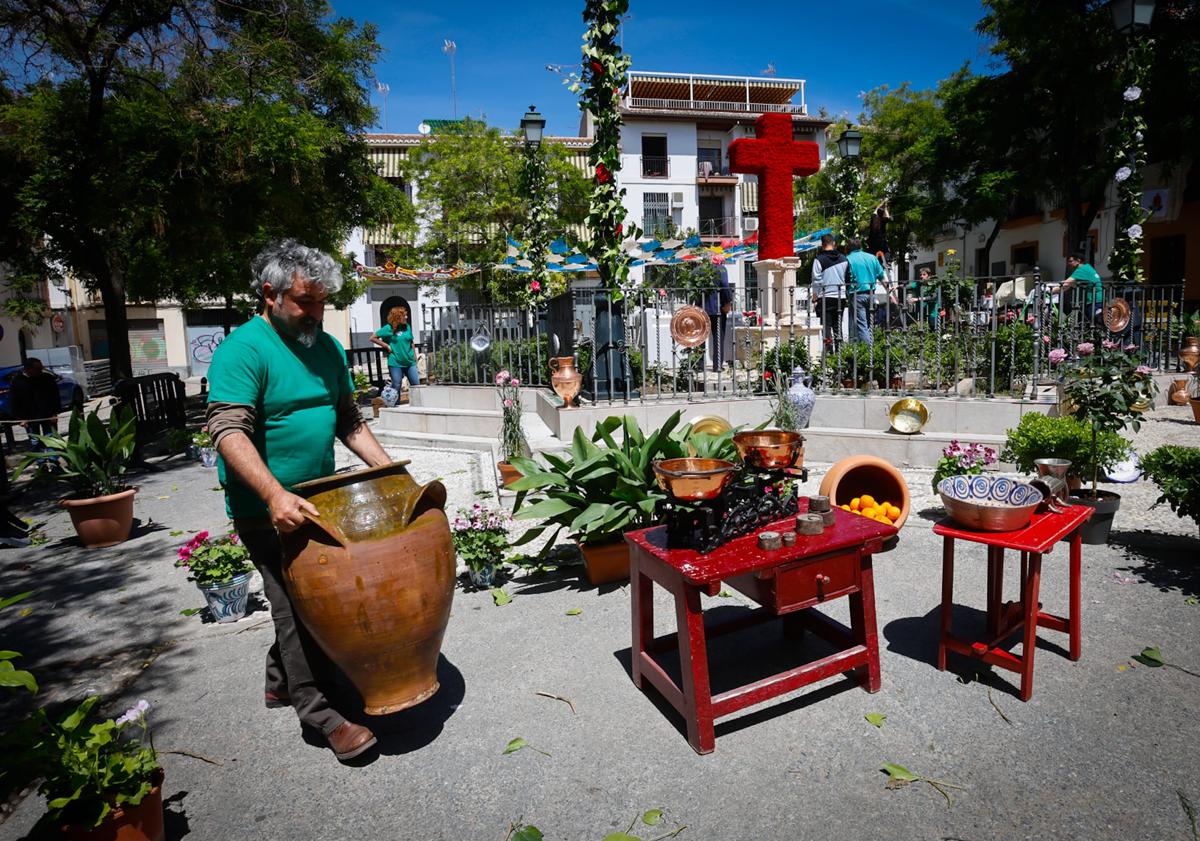 Imagen principal - Cruces en el barrio de San Ildefonso.