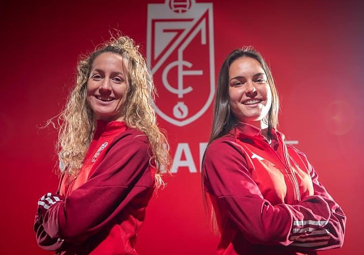 Lauri y Ari Mingueza posan sonrientes con el escudo del Granada tras ellas en Los Cármenes.