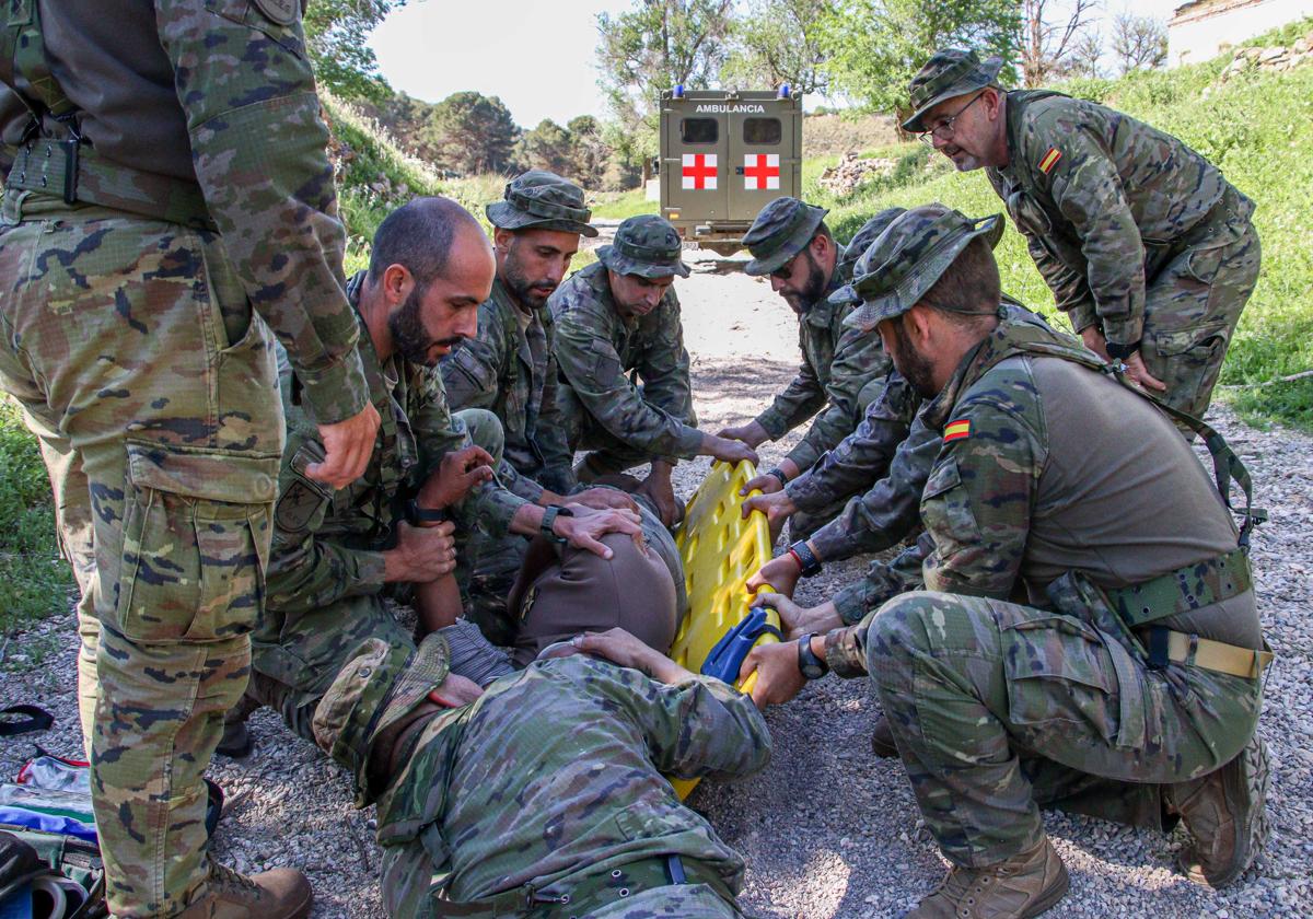 Legionarios en mitad de una maniobra de salvamento en la localidad de Padul.