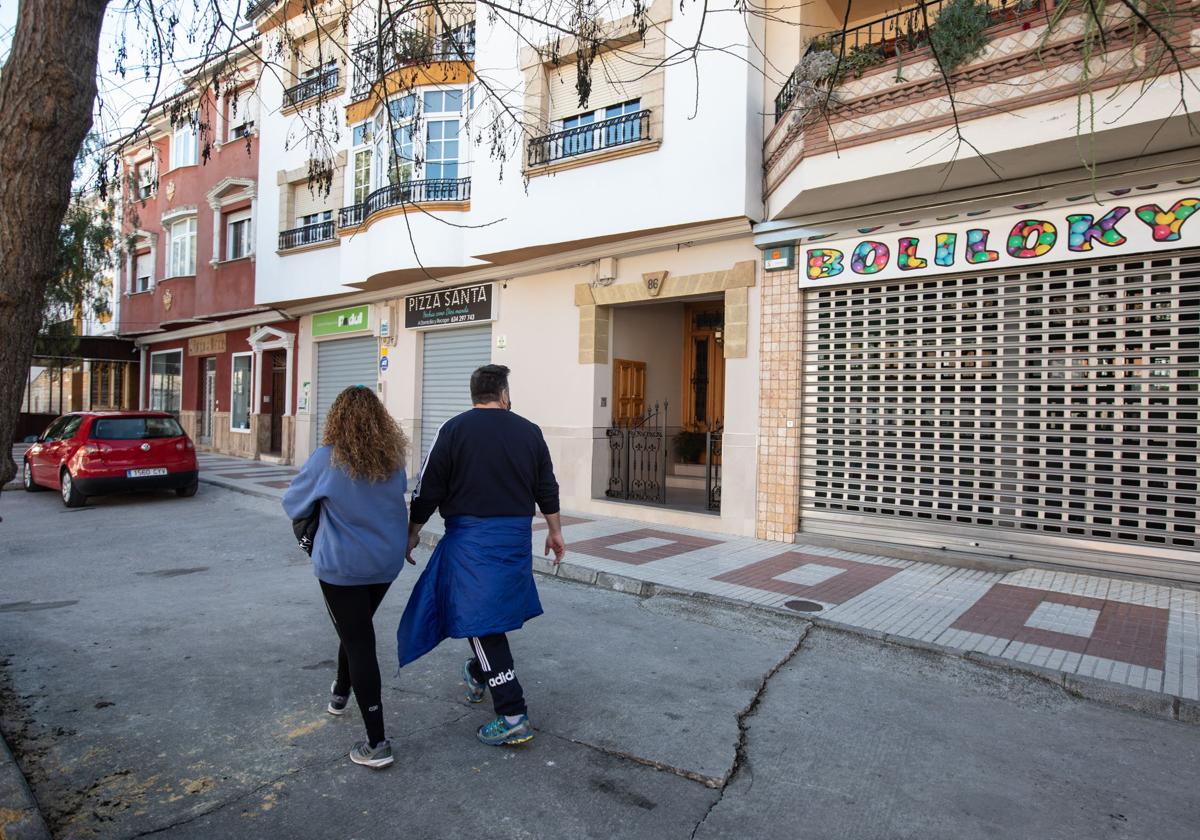 Dos vecinos pasean por las calles de Padul.