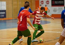 Un jugador del Sima Granada protege el balón.