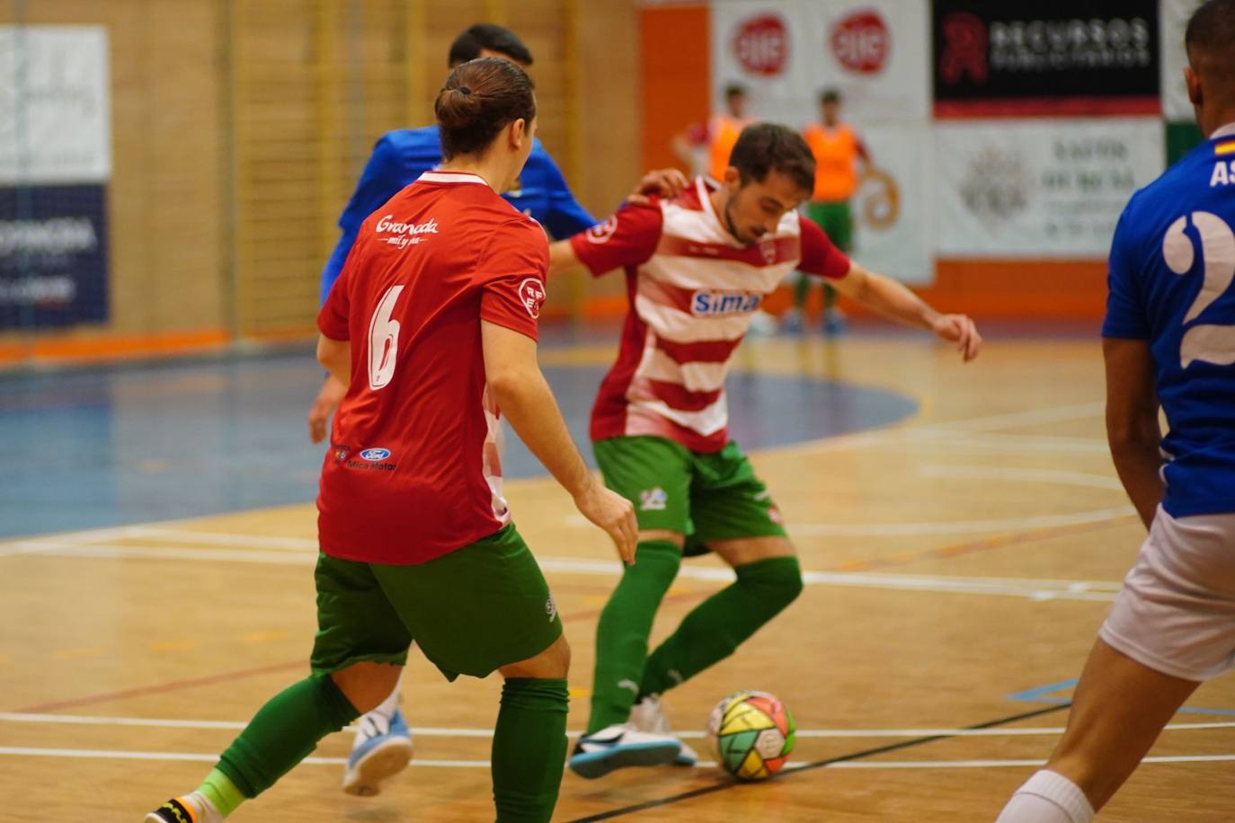 Un jugador del Sima Granada protege el balón.