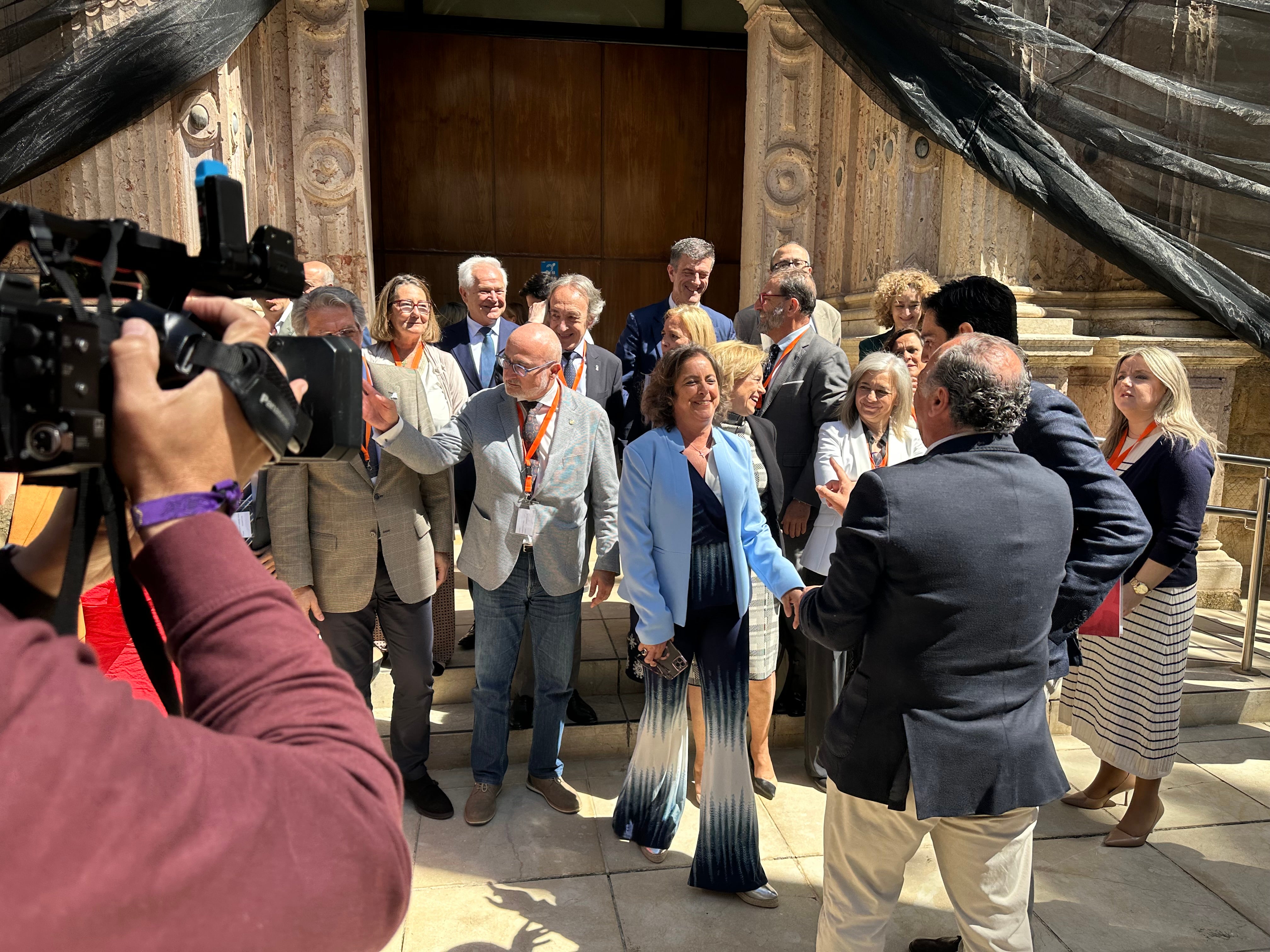 Catalina García celebra con miembros de su equipo el final del debate.