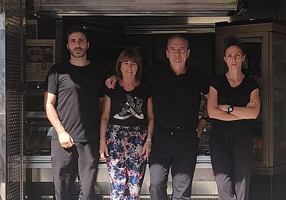 Antonio junto a su mujer e hijos en el Asadero Rubén.