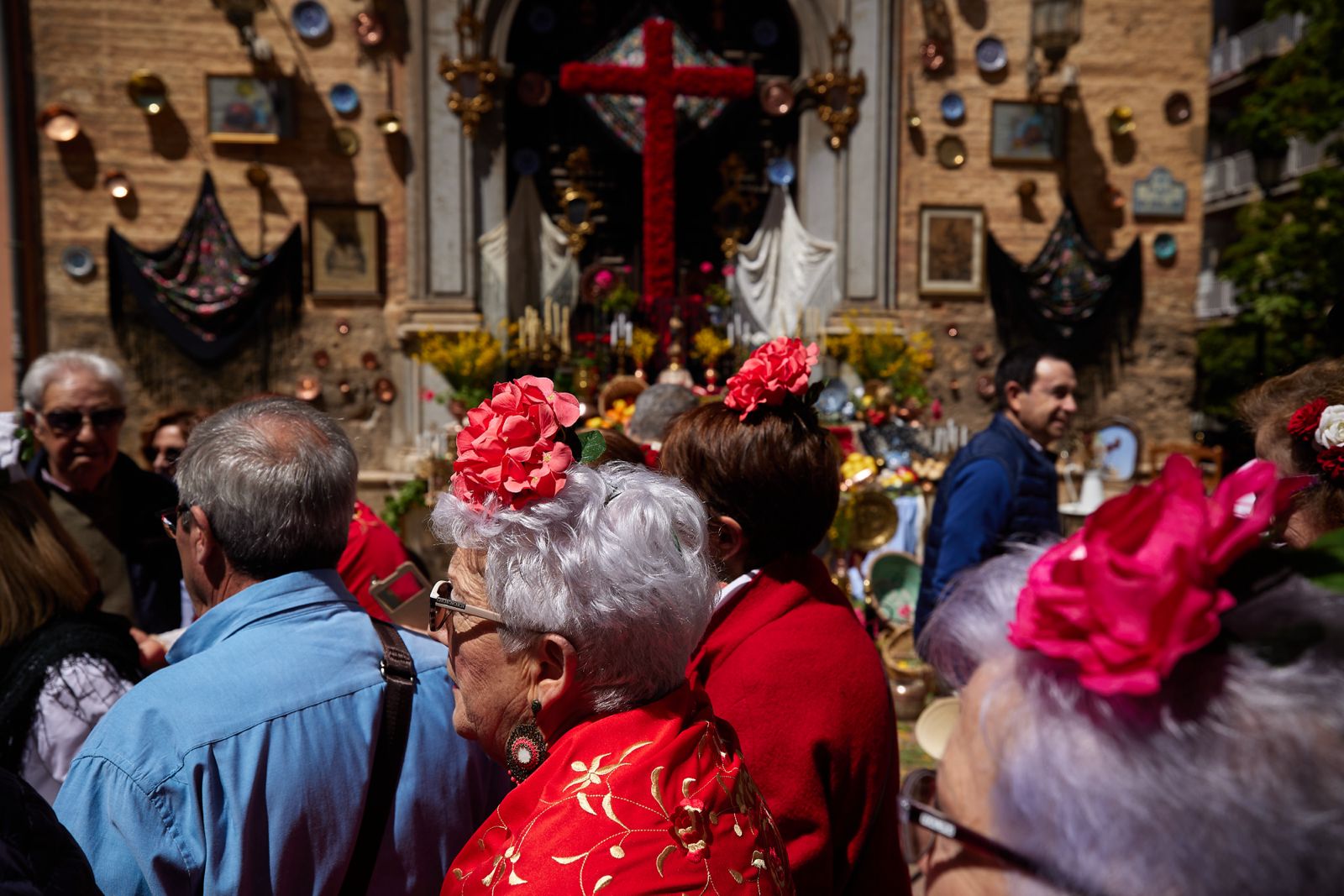 Las cruces en las calles, patios y escaparates de Granada