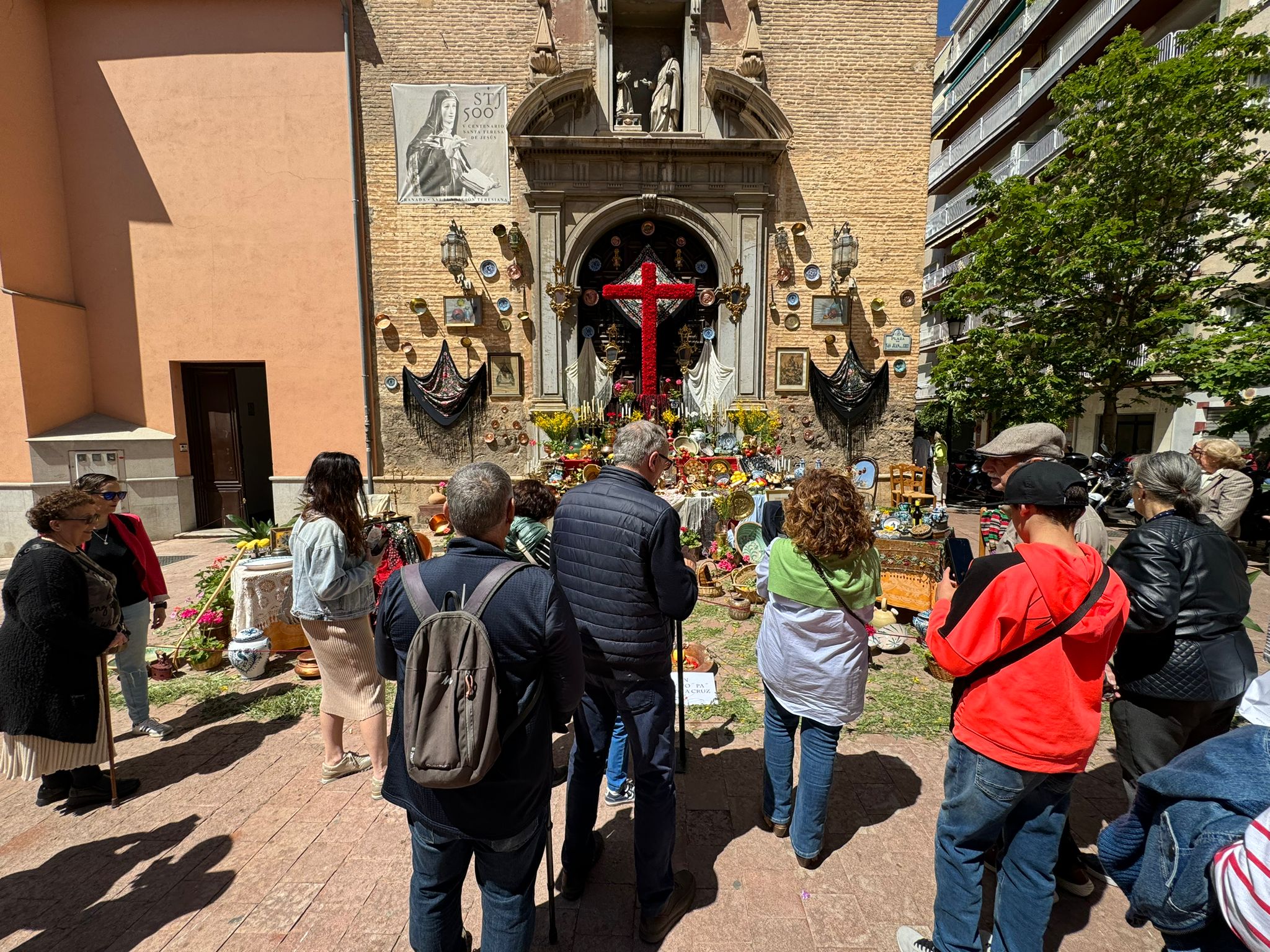 Las cruces en las calles, patios y escaparates de Granada