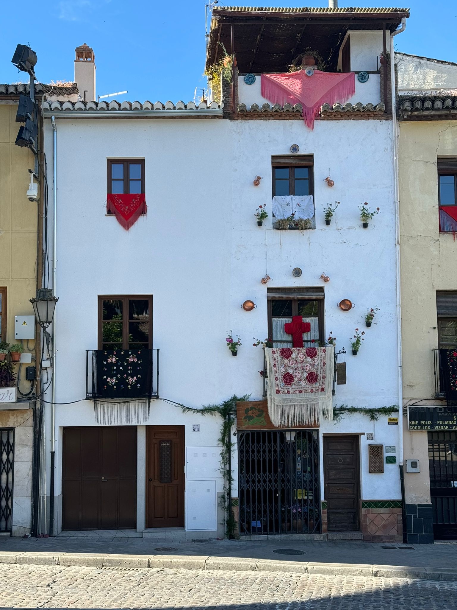 Las cruces en las calles, patios y escaparates de Granada