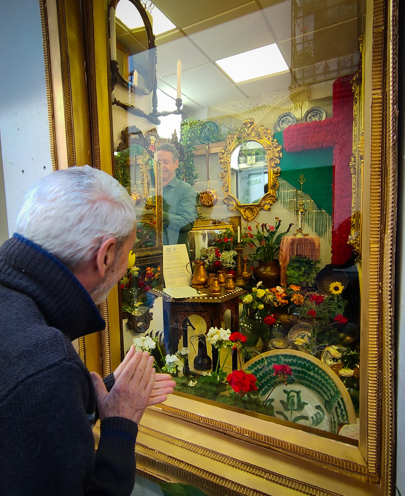 Las cruces en las calles, patios y escaparates de Granada