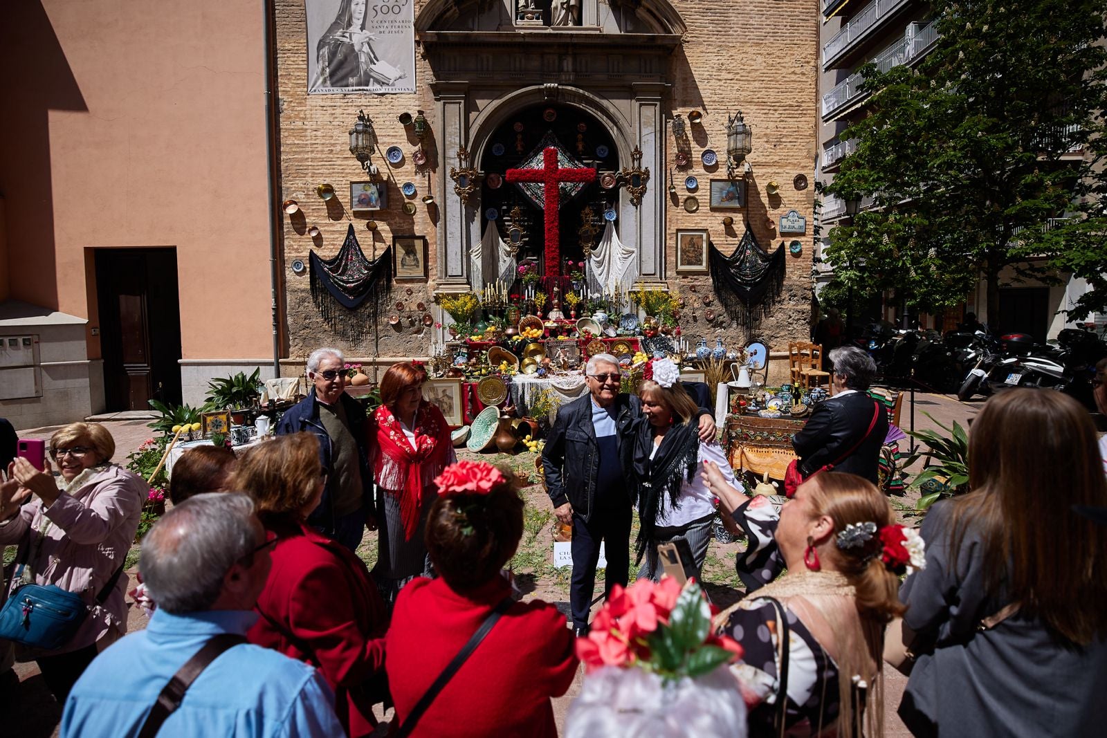 Las cruces en las calles, patios y escaparates de Granada