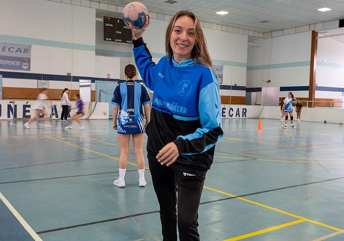 Daniela Jerónimo posa para IDEAL en Almuñécar durante sus vacaciones de Semana Santa.