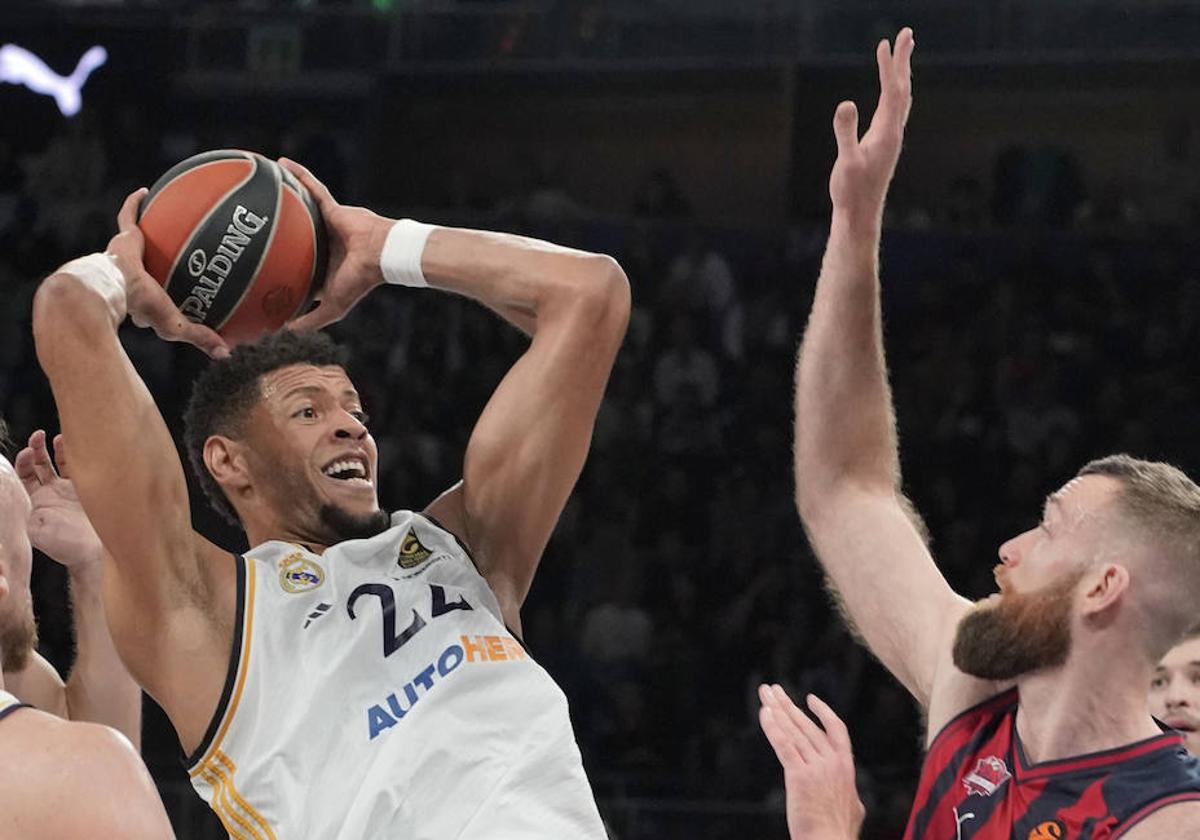 Tavares ataca frente a Costello en el pasado Baskonia-Real Madrid de Euroliga.