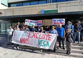 Protesta de padres de la Vega de Acá ante la Delegación de Desarrollo Educativo.