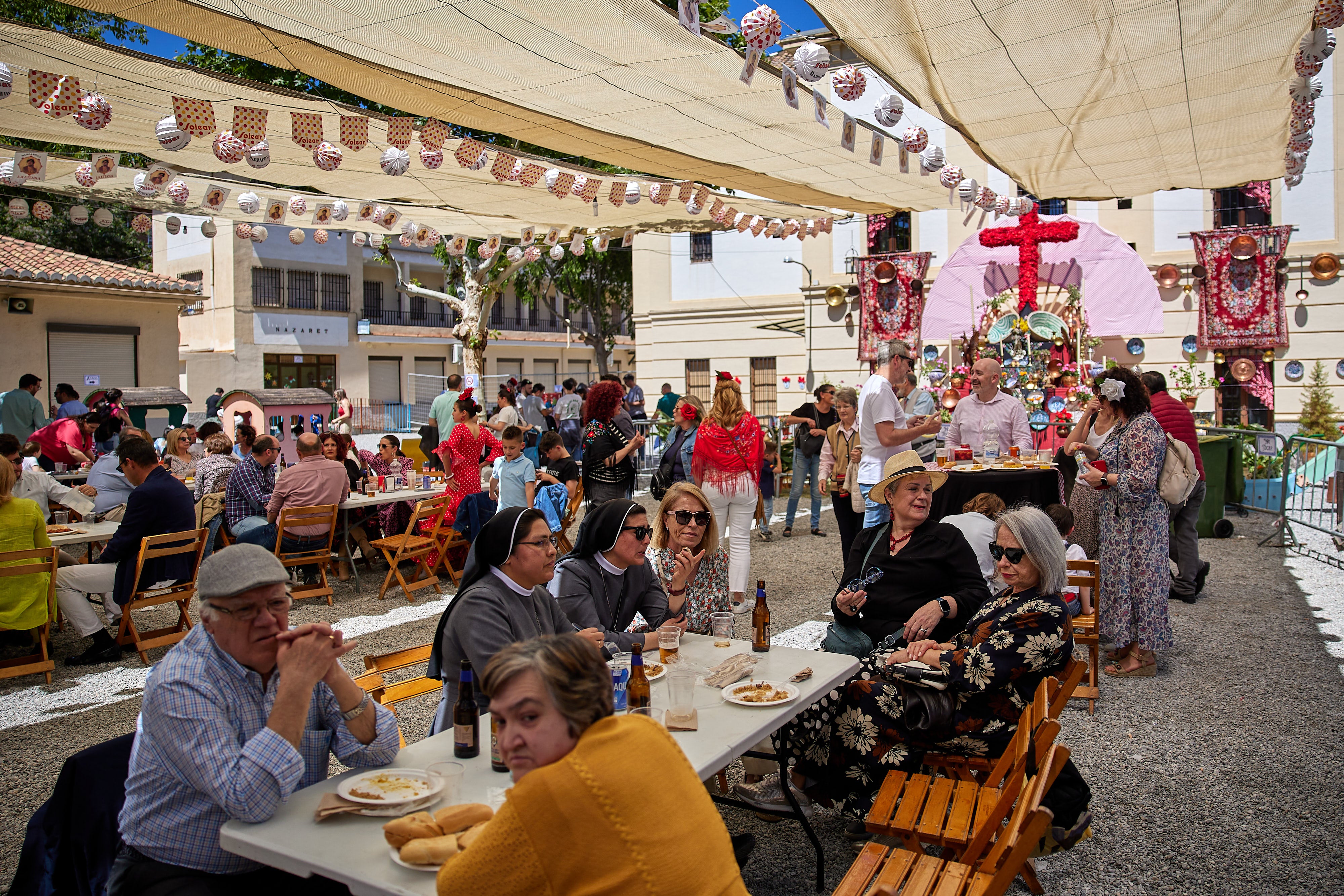 El sábado de cruces en Granada, en imágenes