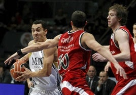 Pablo Prigioni, base del Real Madrid, supera a Nico Gianella y Joe Ingles en el duelo en Vistalegre de 2009 contra el extinto CB Granada.