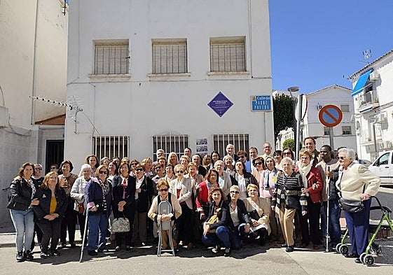 Foto de familia tras el descubrimiento de la placa.