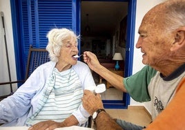 Jorge dándole de comer a Christl, su mujer.