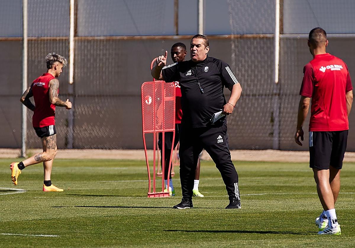 José Ramón Sandoval dirige a sus futbolistas durante el último entrenamiento del Granada.