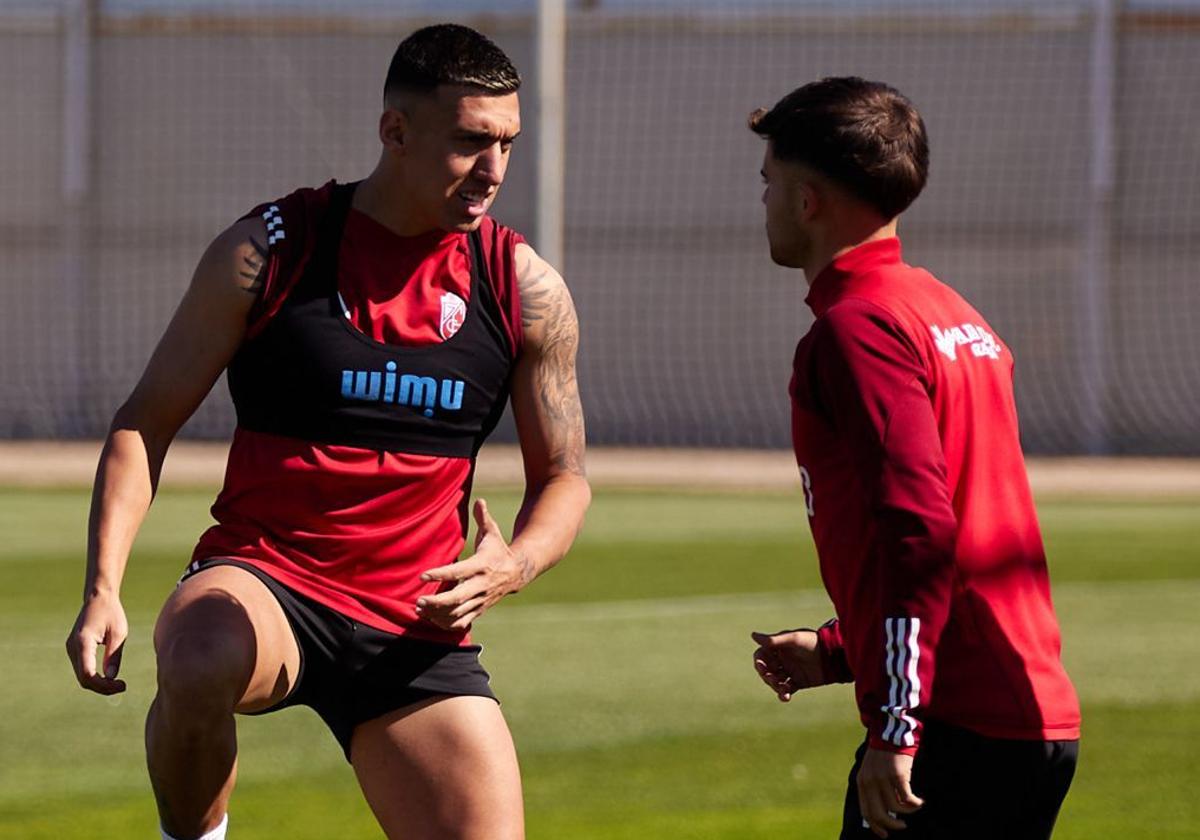 Myrto Uzuni, junto a Óscar Melendo en el entrenamiento de este sábado.