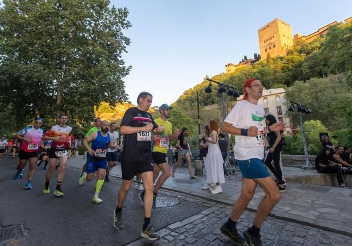 Participantes en la Media Maratón de 2023, por el Paseo de los Tristes.