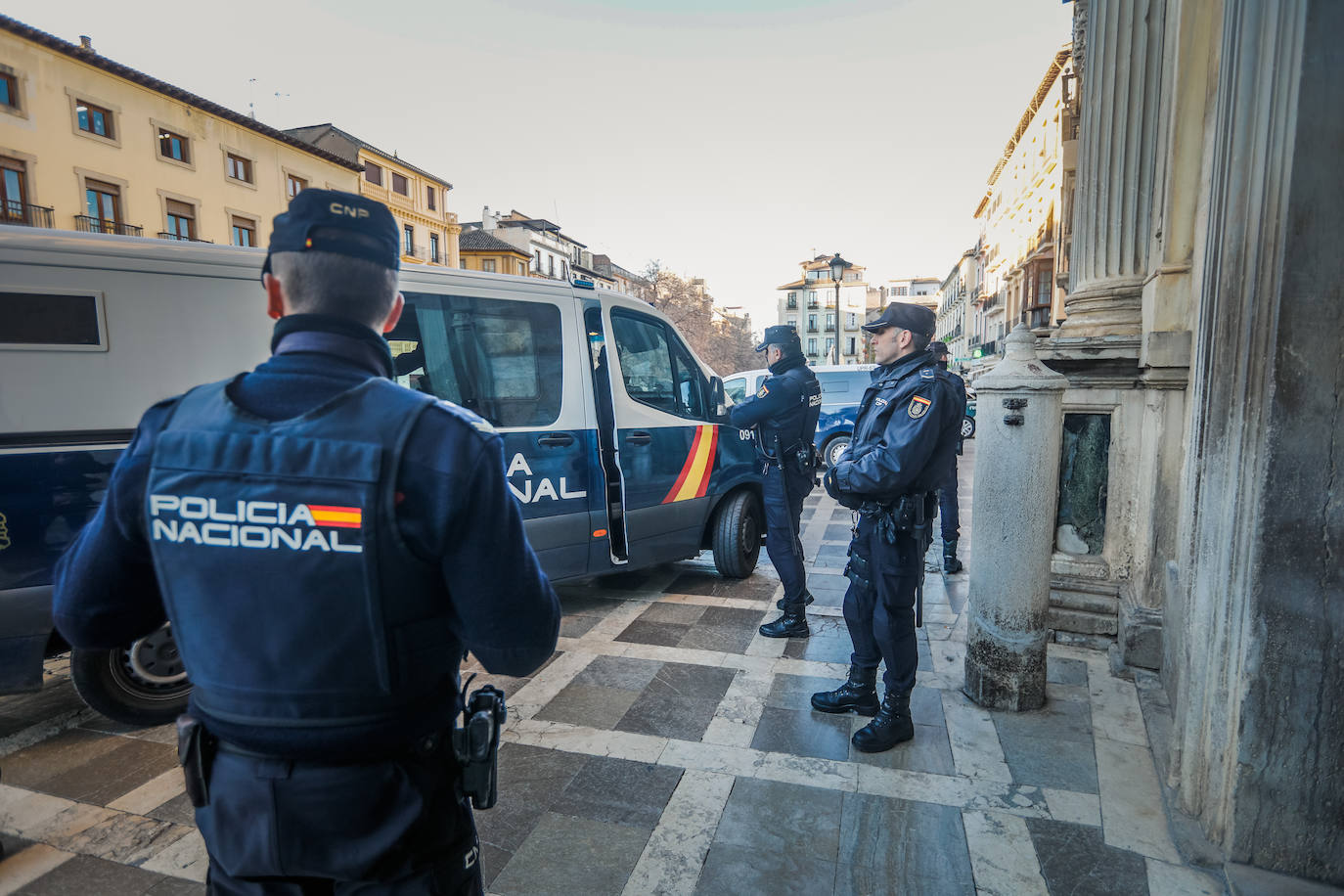 Agentes de la Policía Nacional, en las puertas de la Audiencia de Granada